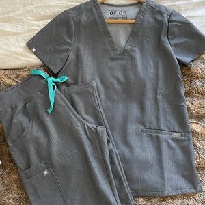 Graphite Figs Scrub Set